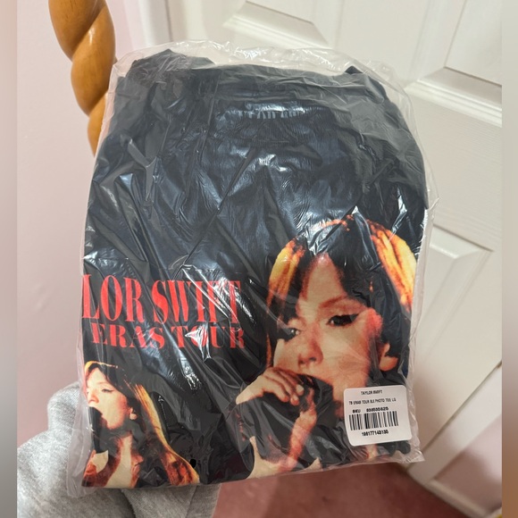 NWT Taylor Swift The Eras Tour T-Shirt - Picture 4 of 6